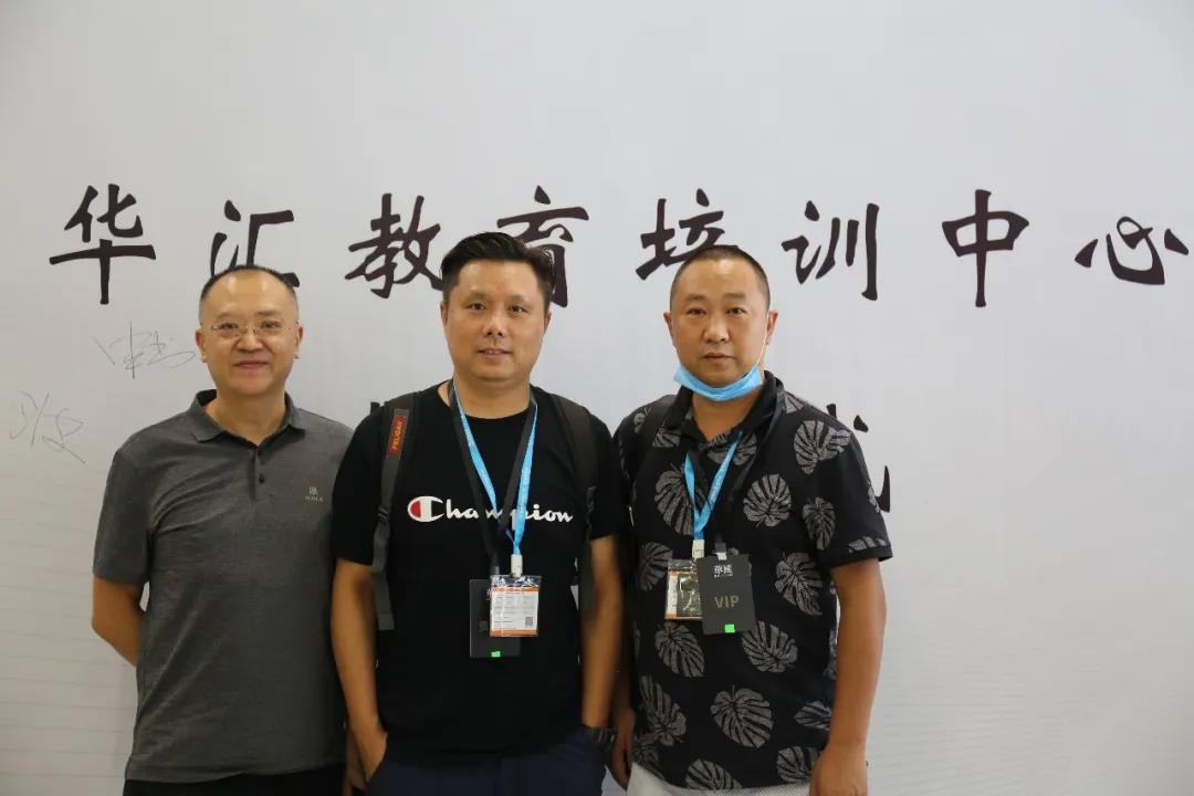 华汇教育培训中心授牌仪式完美落幕，行业精英齐聚一堂，畅谈未来！