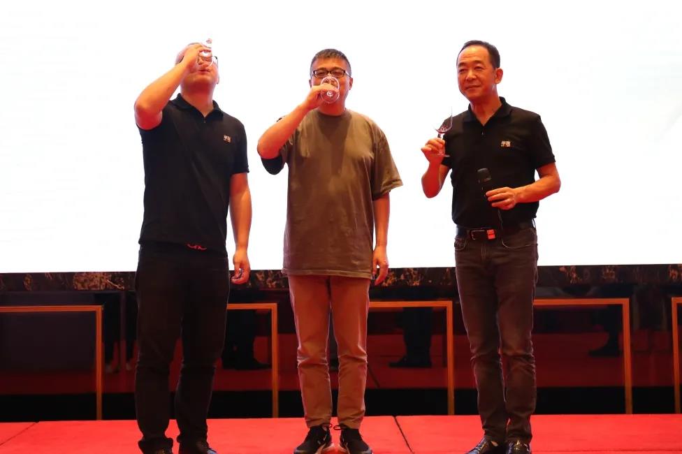 华汇教育培训中心授牌仪式完美落幕，行业精英齐聚一堂，畅谈未来！