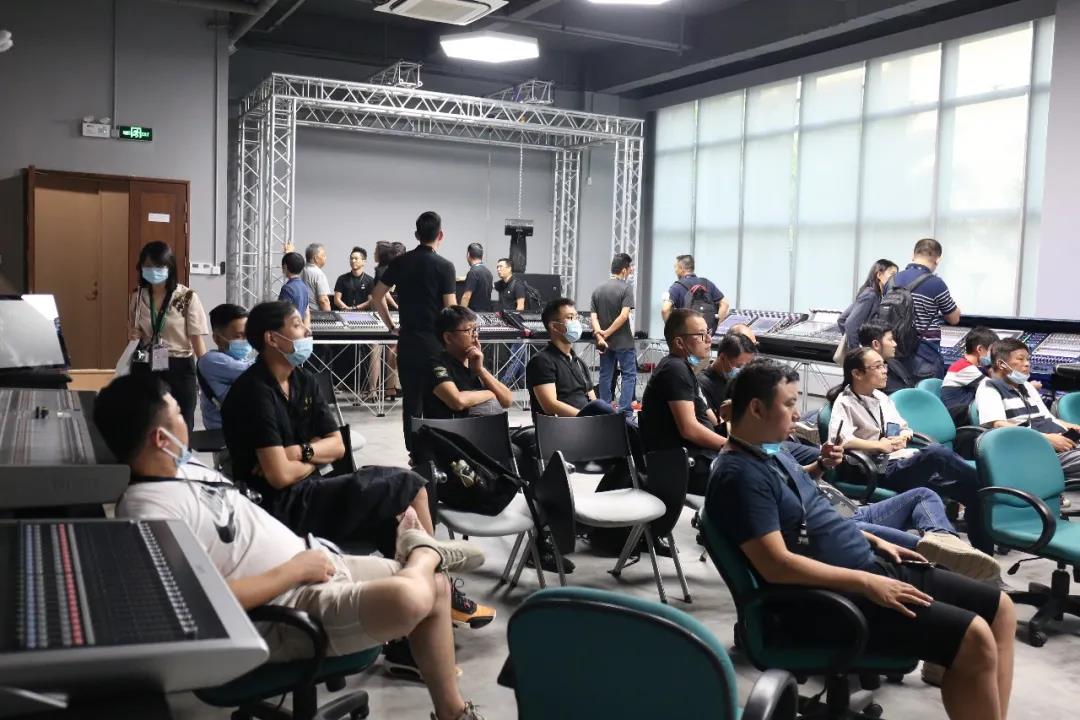 华汇教育培训中心授牌仪式完美落幕，行业精英齐聚一堂，畅谈未来！