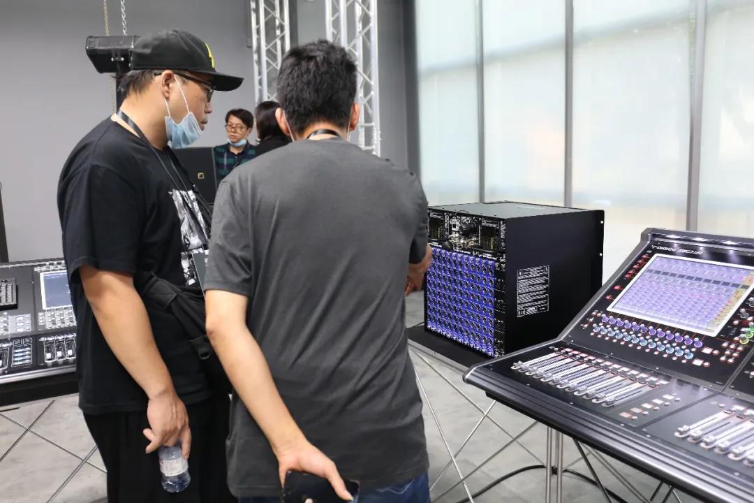 华汇教育培训中心授牌仪式完美落幕，行业精英齐聚一堂，畅谈未来！