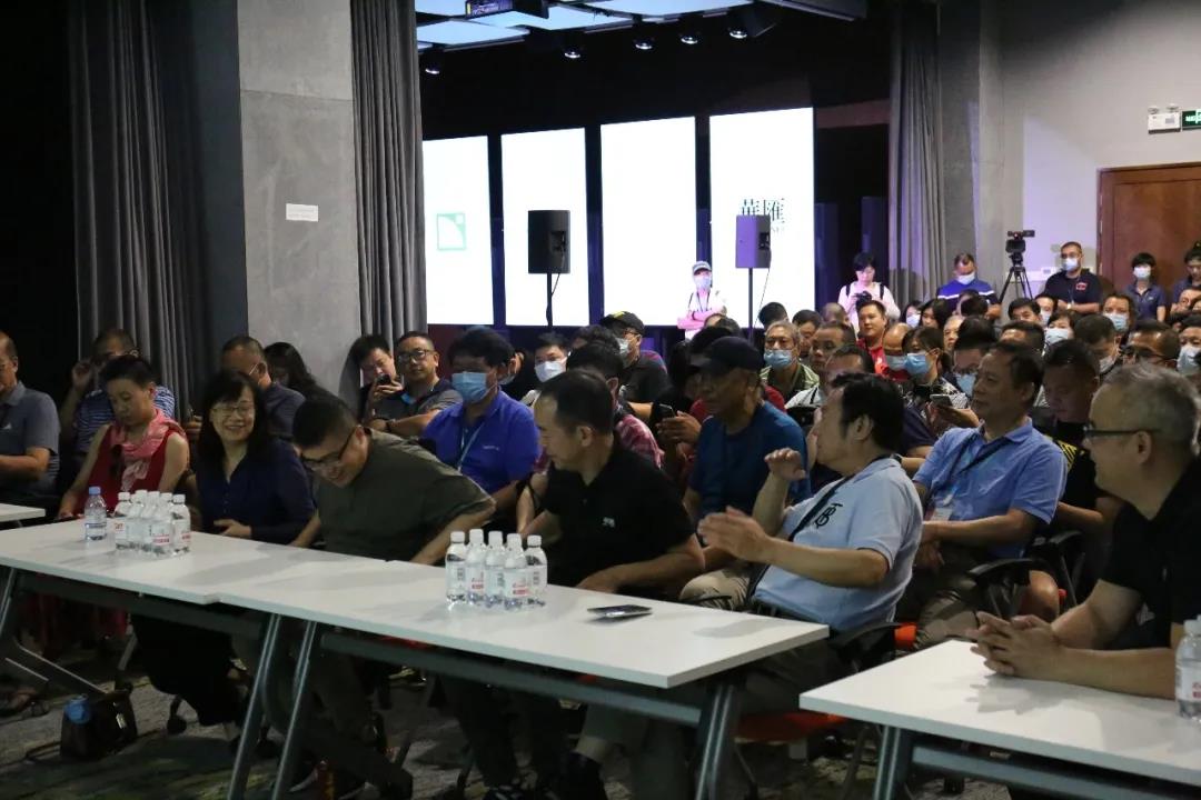 华汇教育培训中心授牌仪式完美落幕，行业精英齐聚一堂，畅谈未来！