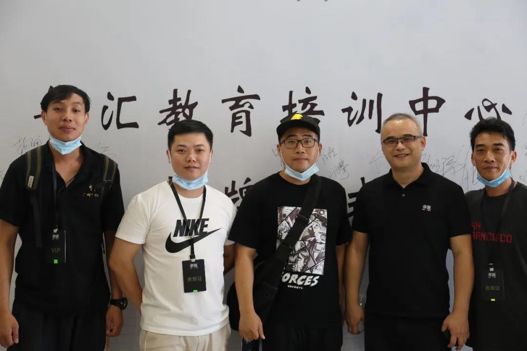 华汇教育培训中心授牌仪式完美落幕，行业精英齐聚一堂，畅谈未来！