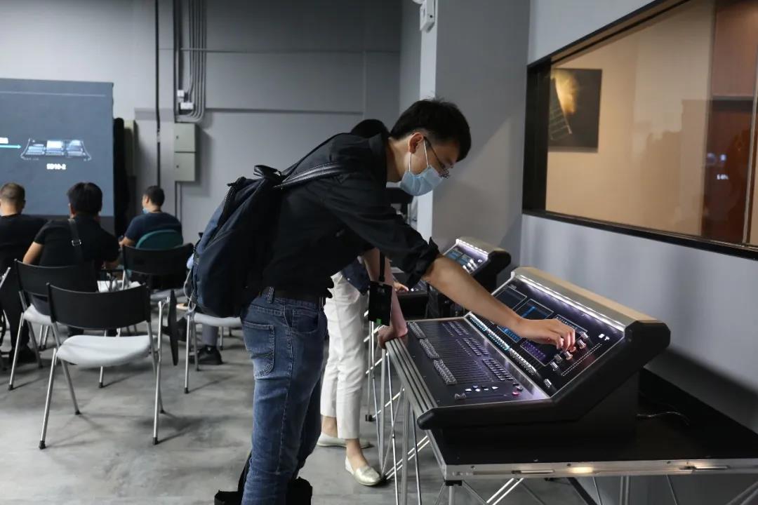 华汇教育培训中心授牌仪式完美落幕，行业精英齐聚一堂，畅谈未来！